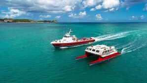 Dos barcos en aguas turquesas bajo un cielo despejado.