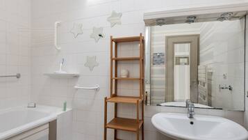 Douche, articles de toilette gratuits, sĂšche-cheveux