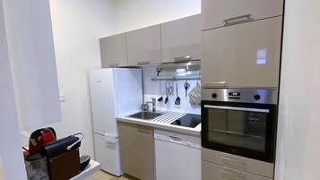 Een koelkast, een microgolfoven, een oven, een kookplaat