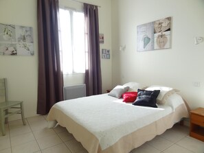 3 chambres, fer et planche à repasser, lit parapluie, accès Internet