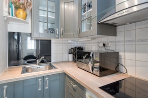 Kühlschrank, Mikrowelle, Herdplatte, Wasserkocher mit Kaffee-/Teezubehör