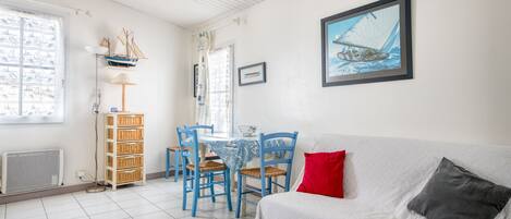 Una televisión, libros, un reproductor estéreo