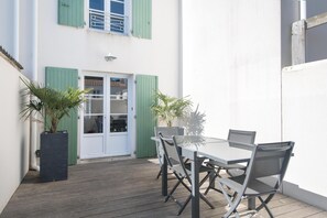 Outdoor dining - Apartment VALENE with swimming pool access (La Flotte)