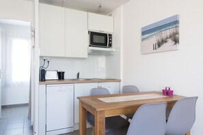 Fridge, microwave, oven, stovetop - Apartment VALENE with swimming pool access (La Flotte)