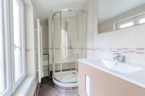 Douche, sèche-cheveux