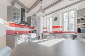 Fridge, microwave, stovetop, dishwasher