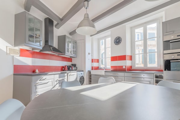 Fridge, microwave, stovetop, dishwasher