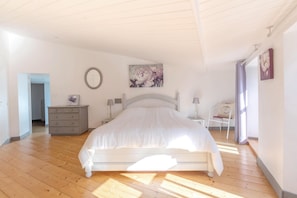 3 bedrooms, iron/ironing board, travel cot, Internet