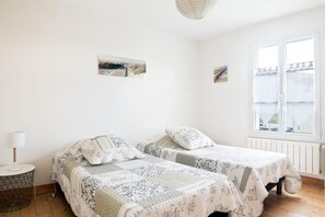 4 bedrooms, iron/ironing board, travel crib, internet