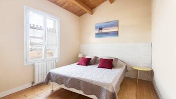 4 slaapkamers, een strijkplank/strijkijzer, reisbedje, internet