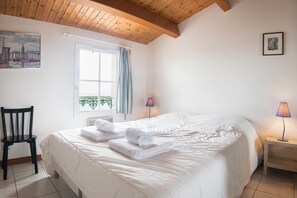 3 chambres, fer et planche à repasser, lit parapluie, accès Internet