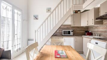 Réfrigérateur, micro-ondes, four, plaque de cuisson