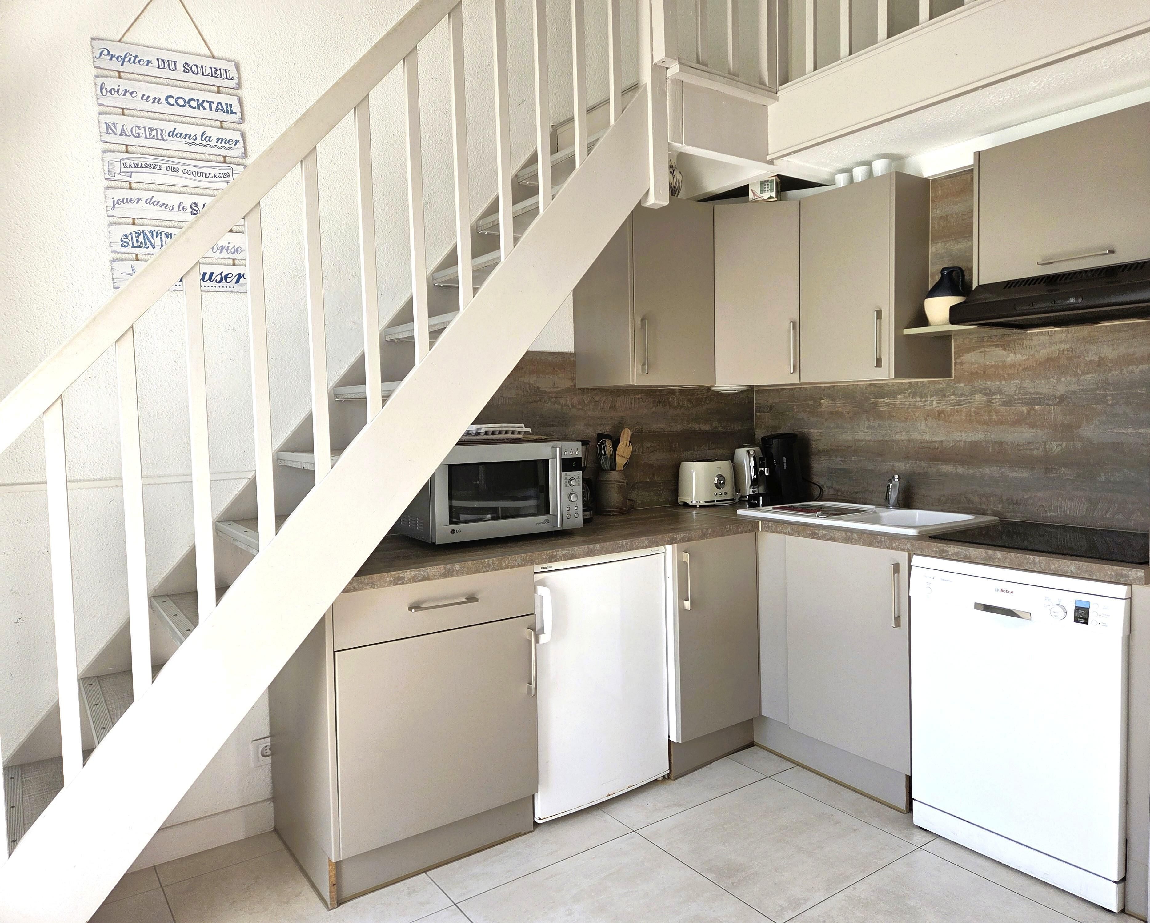 Réfrigérateur, micro-ondes, four, plaque de cuisson