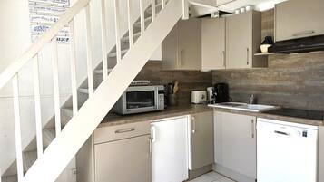 Réfrigérateur, micro-ondes, four, plaque de cuisson