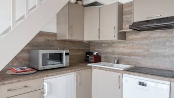 Réfrigérateur, micro-ondes, four, plaque de cuisson