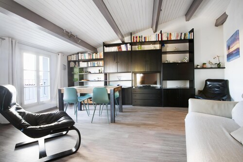 apartment Ombrine with sea view and swimming poll access