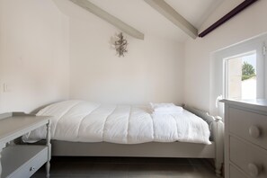 3 bedrooms, iron/ironing board, travel cot, Internet