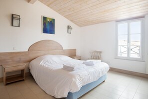 3 bedrooms, iron/ironing board, travel cot, Internet