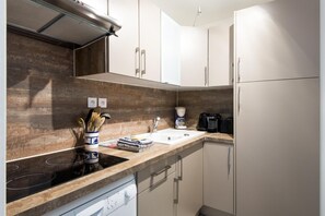 Réfrigérateur, micro-ondes, plaque de cuisson, lave-vaisselle