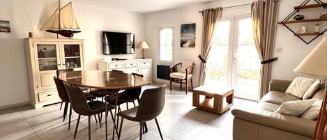 Fernseher, DVD-Player, Bücher, Stereoanlage