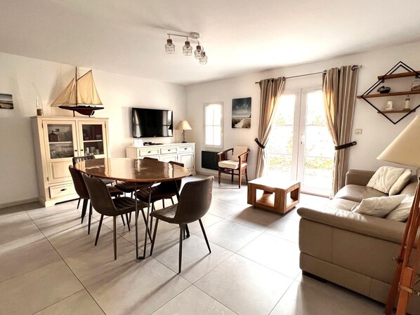 TV, DVD player, books, stereo