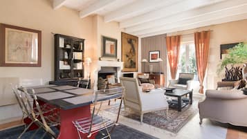 Télévision, cheminée, livres, chaßne hi-fi