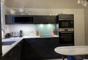 雪櫃、微波爐、焗爐、爐具