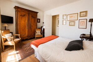 3 habitaciones, escritorio y tabla de planchar con plancha