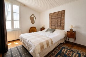 3 habitaciones, escritorio y tabla de planchar con plancha