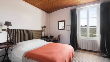 3 chambres, bureau, fer et planche Ă repasser, lit parapluie