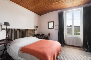 3 Schlafzimmer, Schreibtisch, Bügeleisen/Bügelbrett, Reisekinderbett