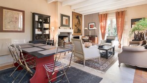 A living room with a fireplace, a dining area with a table and chairs, and a sofa. - VIEUX PORCHE House . (La Couarde-sur-Mer)
