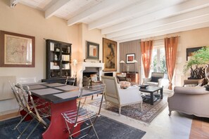 Televisión, chimenea, libros y estéreo