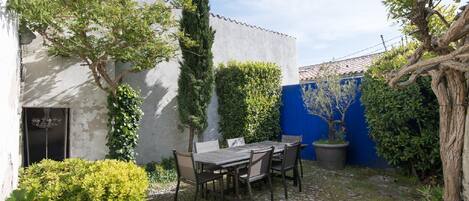 تناول الطعام بالخارج