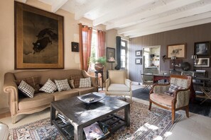 Televisión, chimenea, libros y estéreo