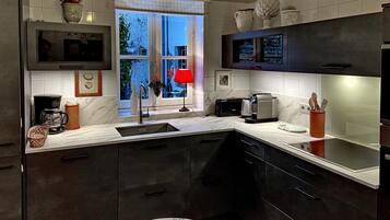 Réfrigérateur, micro-ondes, four, plaque de cuisson