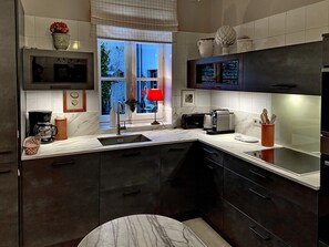 Kühlschrank, Mikrowelle, Ofen, Herdplatte