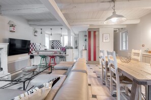 TV, fireplace, books - House SALICORNE    . (La Flotte)