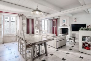 Télévision, cheminée, livres