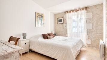 3 bedrooms, iron/ironing board, travel cot, Internet