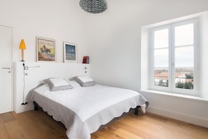5 Schlafzimmer, Schreibtisch, Bügeleisen/Bügelbrett, Reisekinderbett