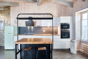 Een koelkast, een microgolfoven, een oven, een kookplaat