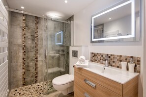 Dusche, kostenlose Toilettenartikel, Haartrockner, Toilettenpapier