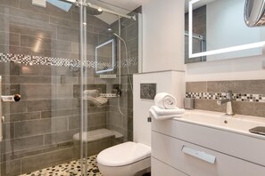 Regadera, amenidades de baño gratuitas, secadora de cabello 
