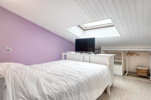 3 bedrooms, in-room safe, desk, iron/ironing board - House AMANDE with private spa (La Flotte)