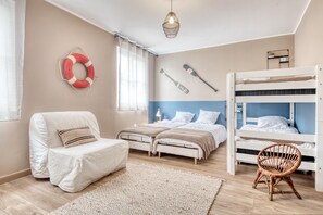 5 habitaciones, tabla de planchar con plancha, cuna de viaje y internet