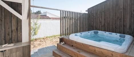 Outdoor spa tub