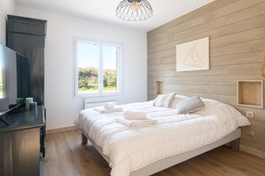 4 chambres, bureau, fer et planche à repasser, lit parapluie