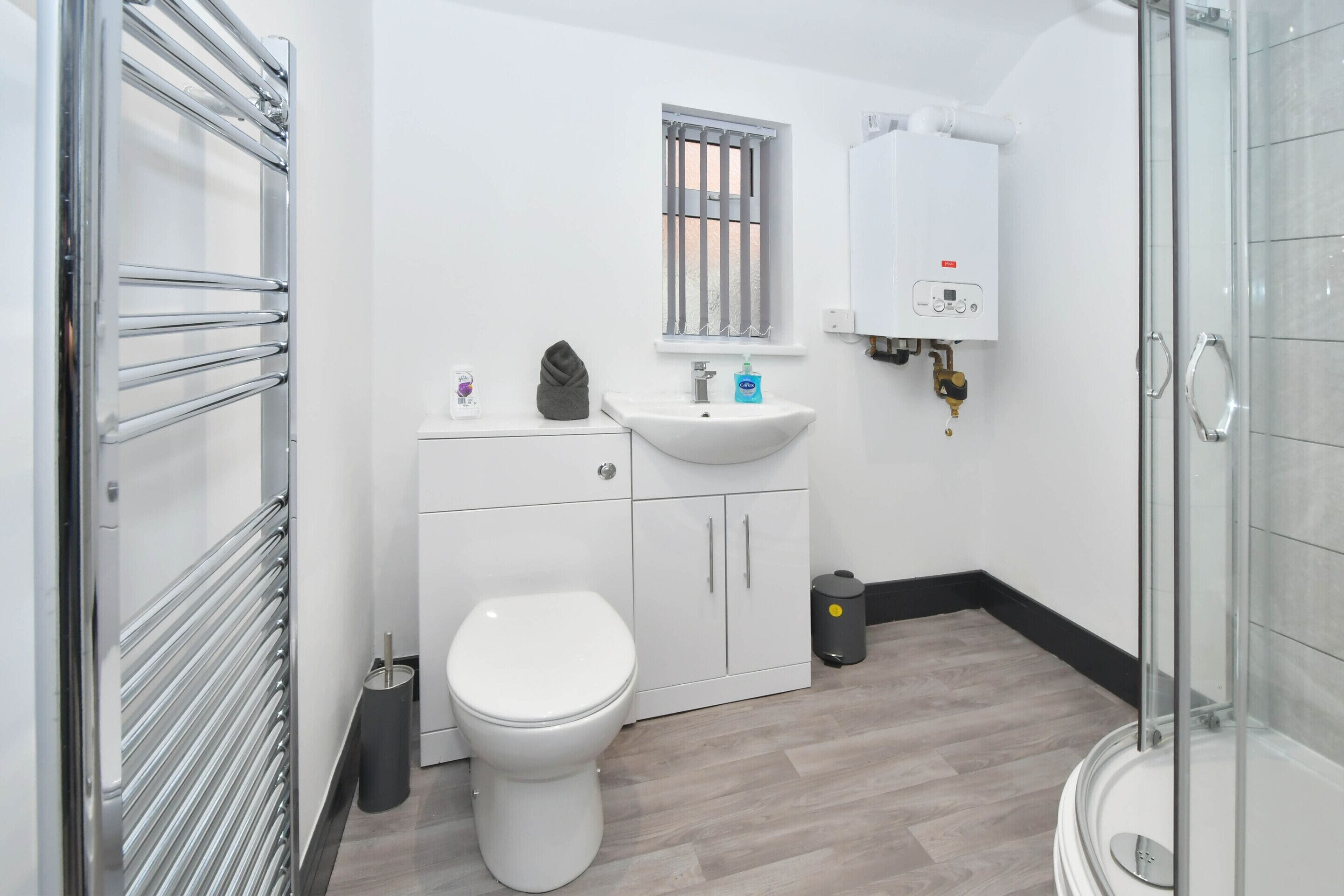 Ein modernes Badezimmer mit Toilette, Waschbecken und Dusche.