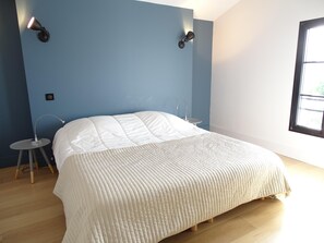 4 chambres, fer et planche à repasser, lit parapluie, accès Internet